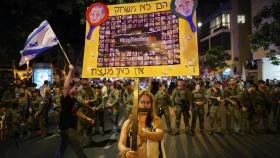 Una manifestante sostiene un cartel durante la manifestación de este sábado en Tel Aviv contra el Gobierno de Benjamin Netanyahu.
