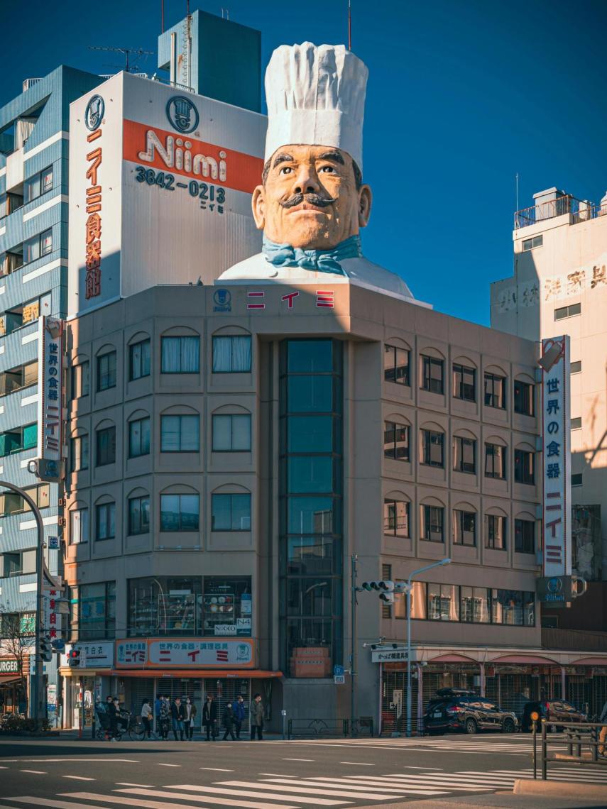 La escultura del chef del edificio Niimi de Tokio.