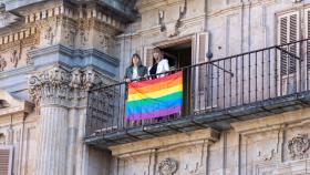 Los socialistas colocan la bandera del arco iris en un balcón del Ayuntamiento de Salamanca