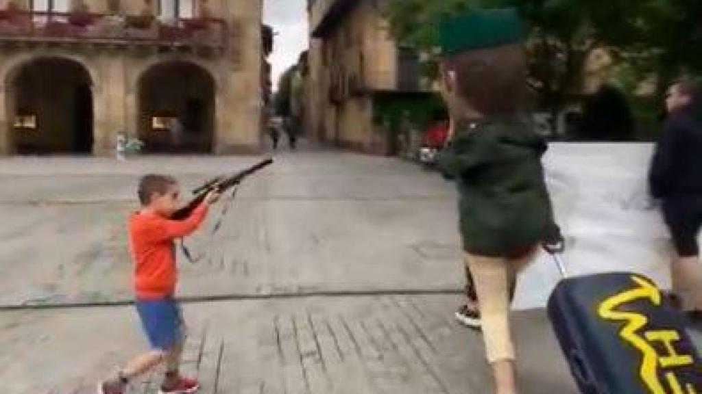 Imagen del video en el que el menor dispara contra un mueco que representa a la Guardia Civil