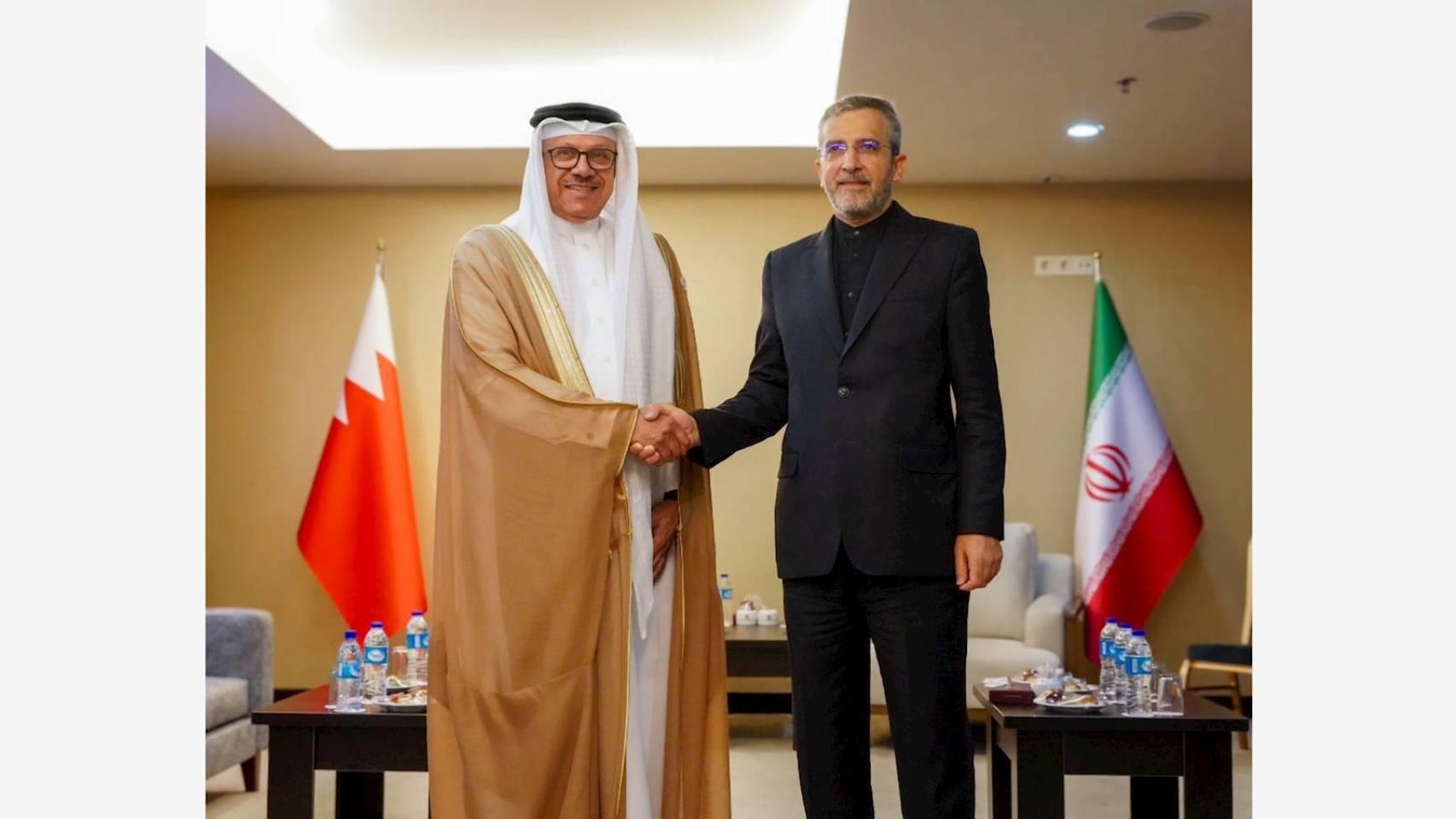 Abdullatif bin Rashid Al Zayani, ministro de asuntos exteriores de Baréin y Alí Baquerí, ministro de asuntos exteriores iraní, en el Diálogo de Cooperación Asiática.