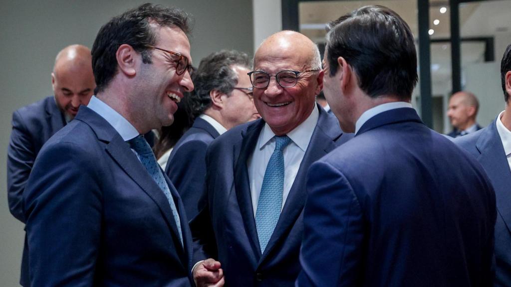 Carlos Cuerpo, ministro de Economía; Josep Oliu, presidente de Sabadell, y Carlos Torres, presidente de BBVA, charlan animadamente tras la firma de un convenio en el Ministerio de Economía.