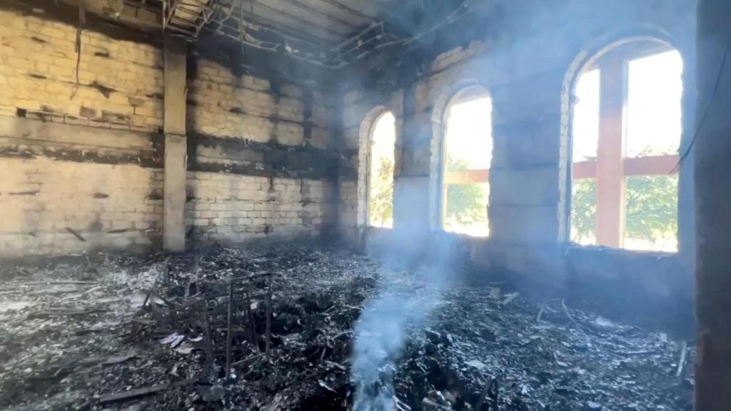 Sinagoga de Derbent tras un ataque de hombres armados y un incendio, en Derbent, en la región de Daguestán, Rusia.