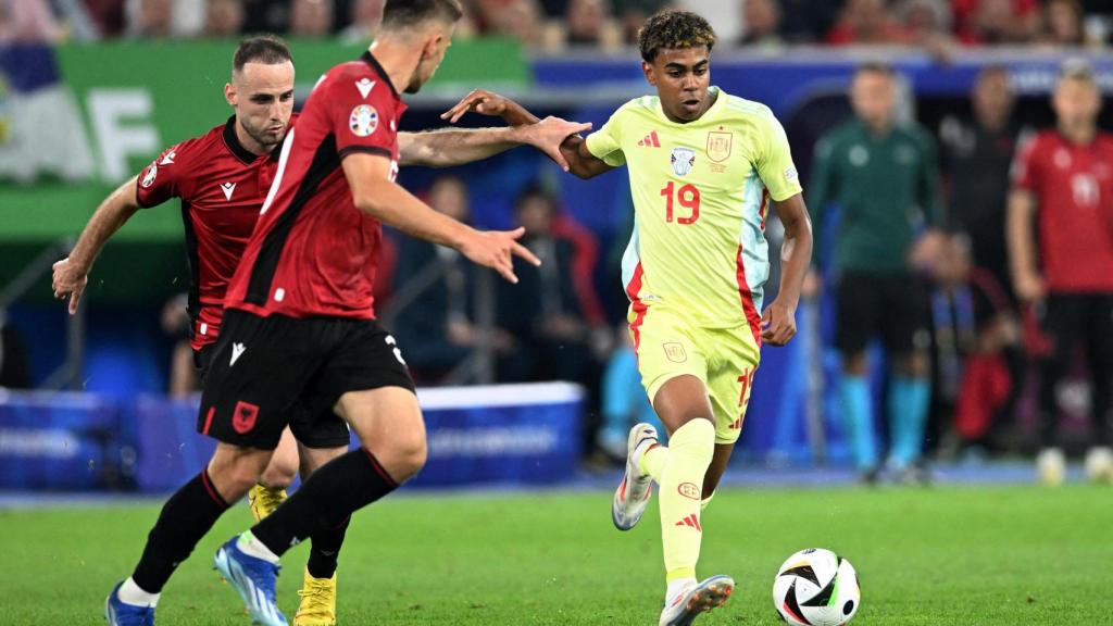 Lamine Yamal se lleva el balón en el partido ante Albania.