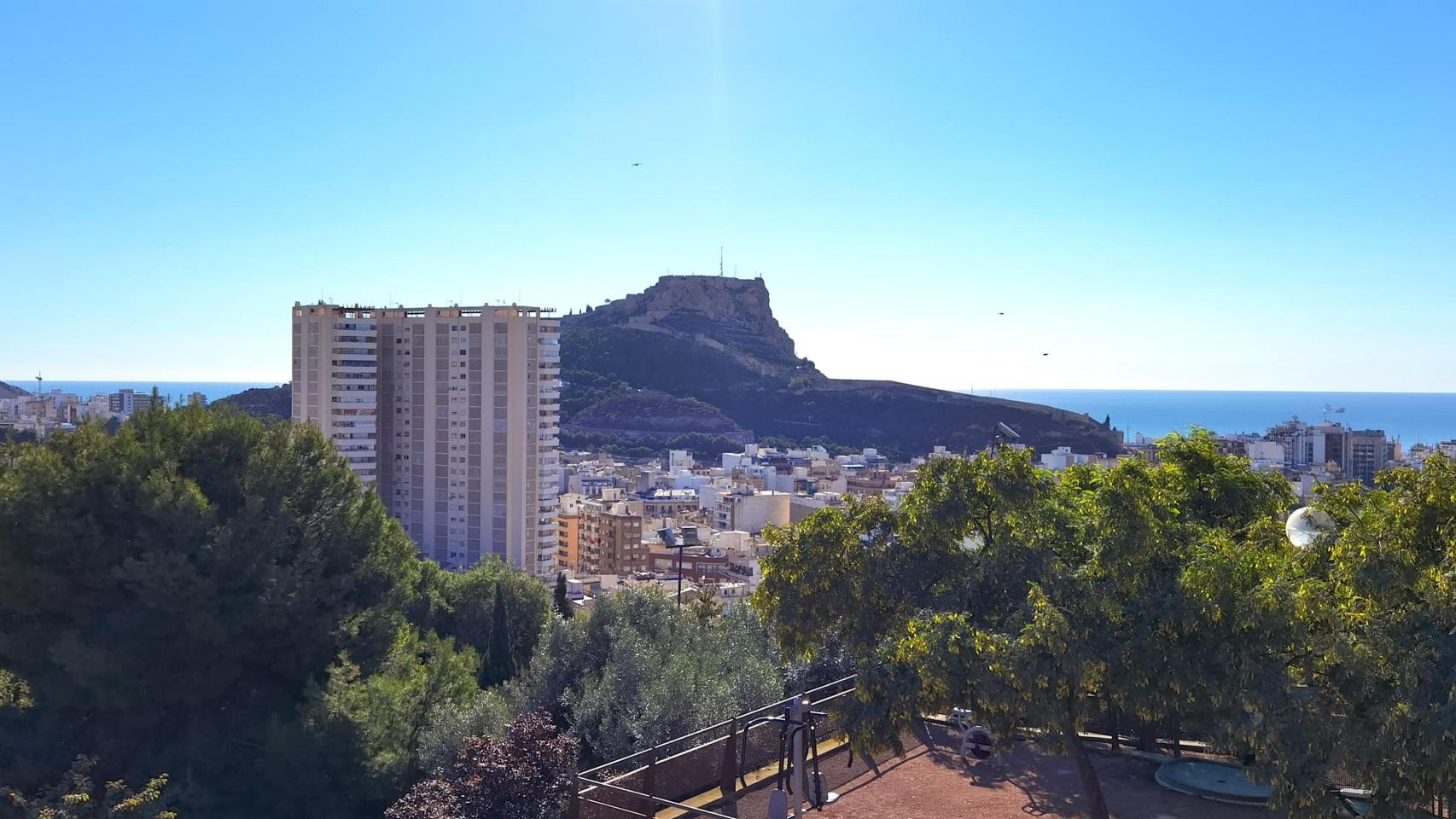 Vista de Alicante desde el Tossal de San Fernando del Castillo de Santa Bárbara.