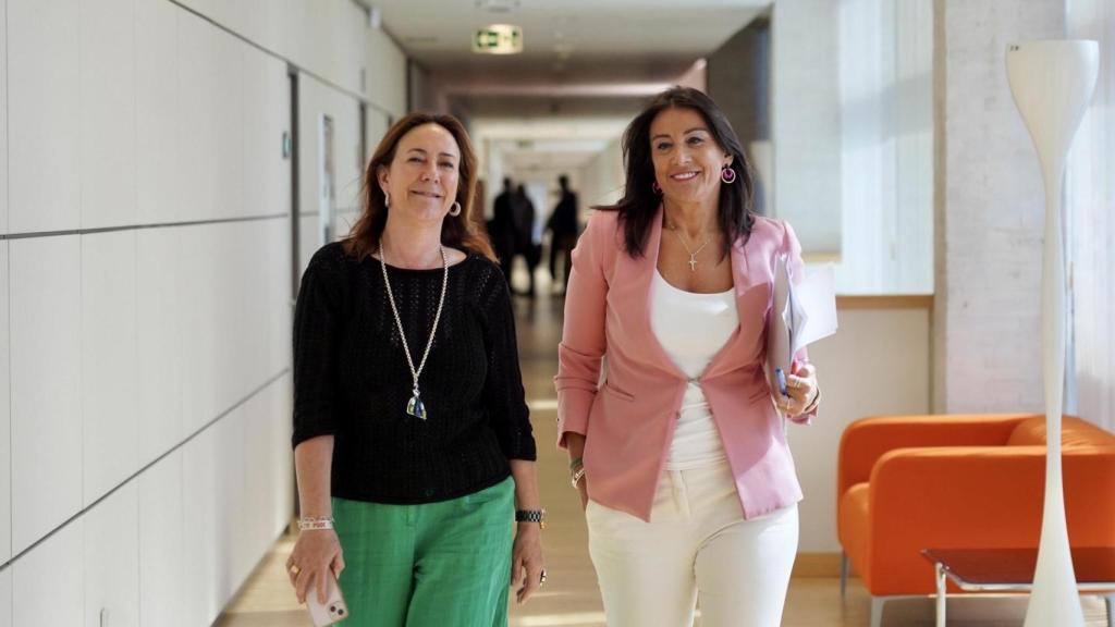 La secretaria general del Grupo Socialista, Rosa Rubio, y la procuradora Ana Sánchez, a su llegada a la rueda de prensa de este lunes en las Cortes