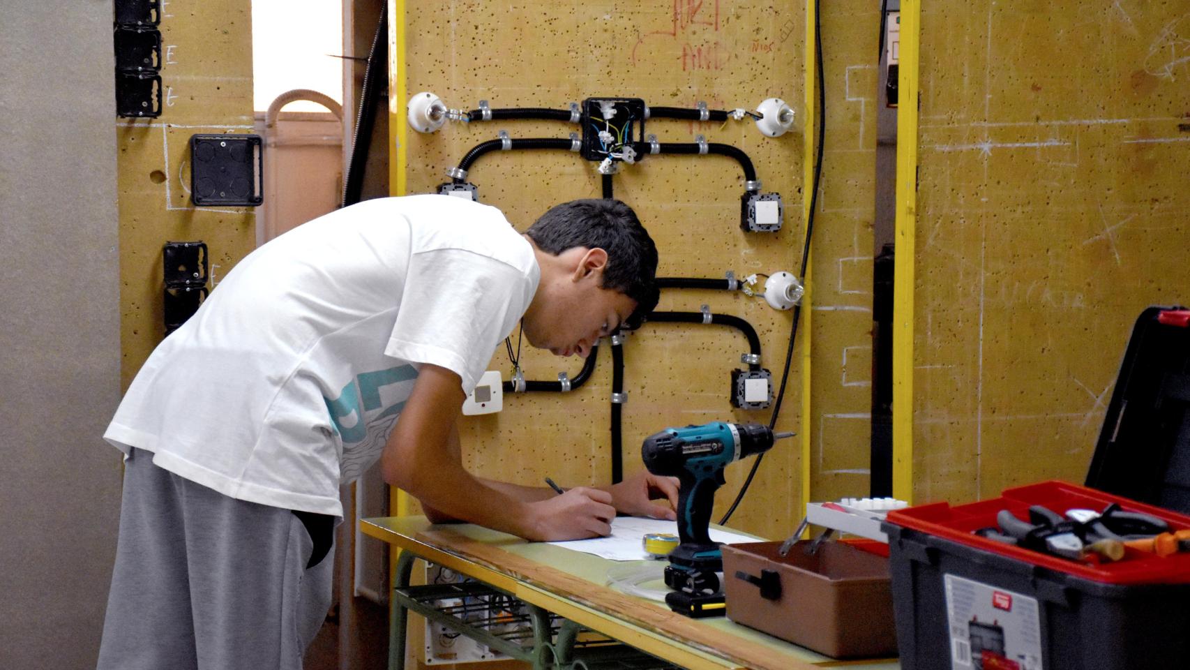 Un alumno de una FP de instalaciones eléctricas  y telecomunicaciones