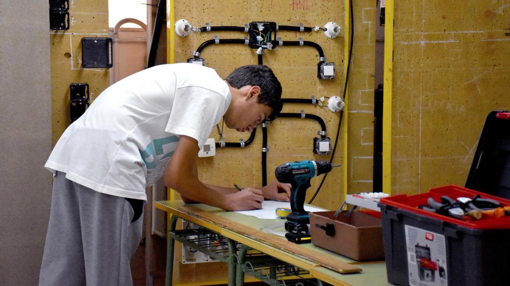 Un alumno de una FP de instalaciones eléctricas  y telecomunicaciones