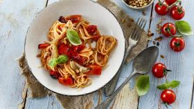 Plato de espaguetis con tomates cherry
