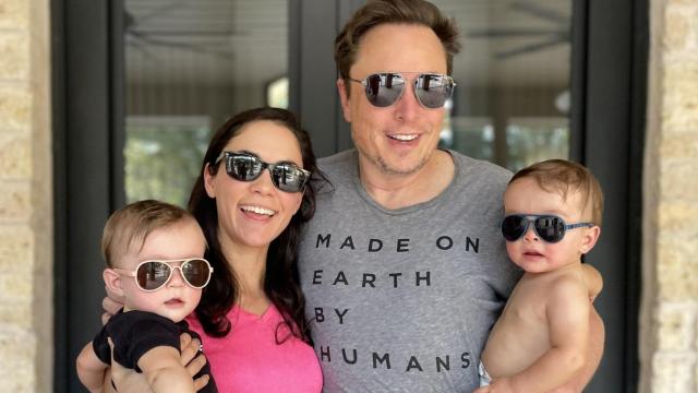 Imagen de archivo de Elon Musk con su esposa y sus hijos.