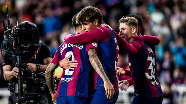 Marc Guiu celebra su primer gol con el FC Barcelona