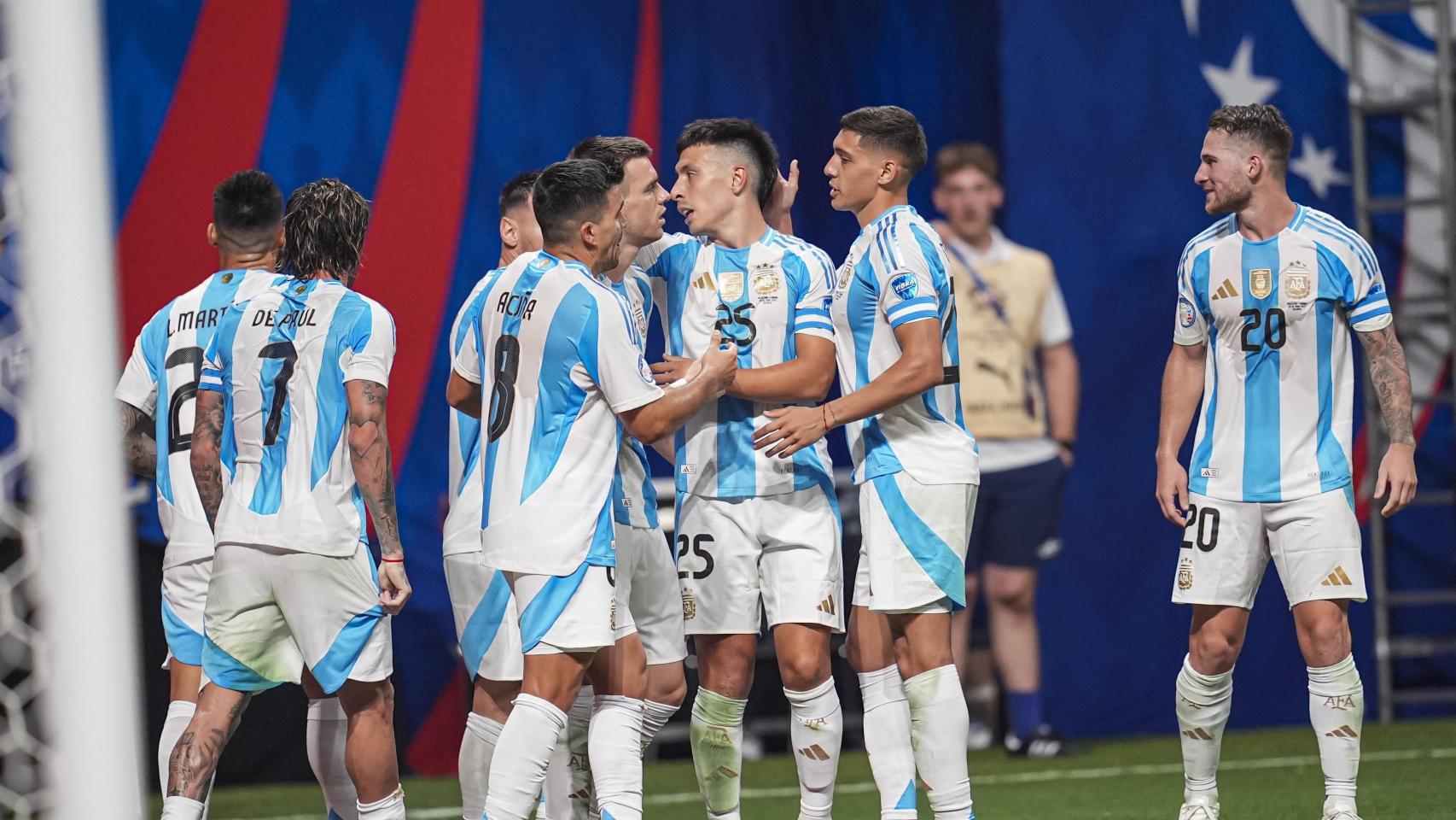 Los futbolistas de Argentina celebran un gol frente a Canadá.