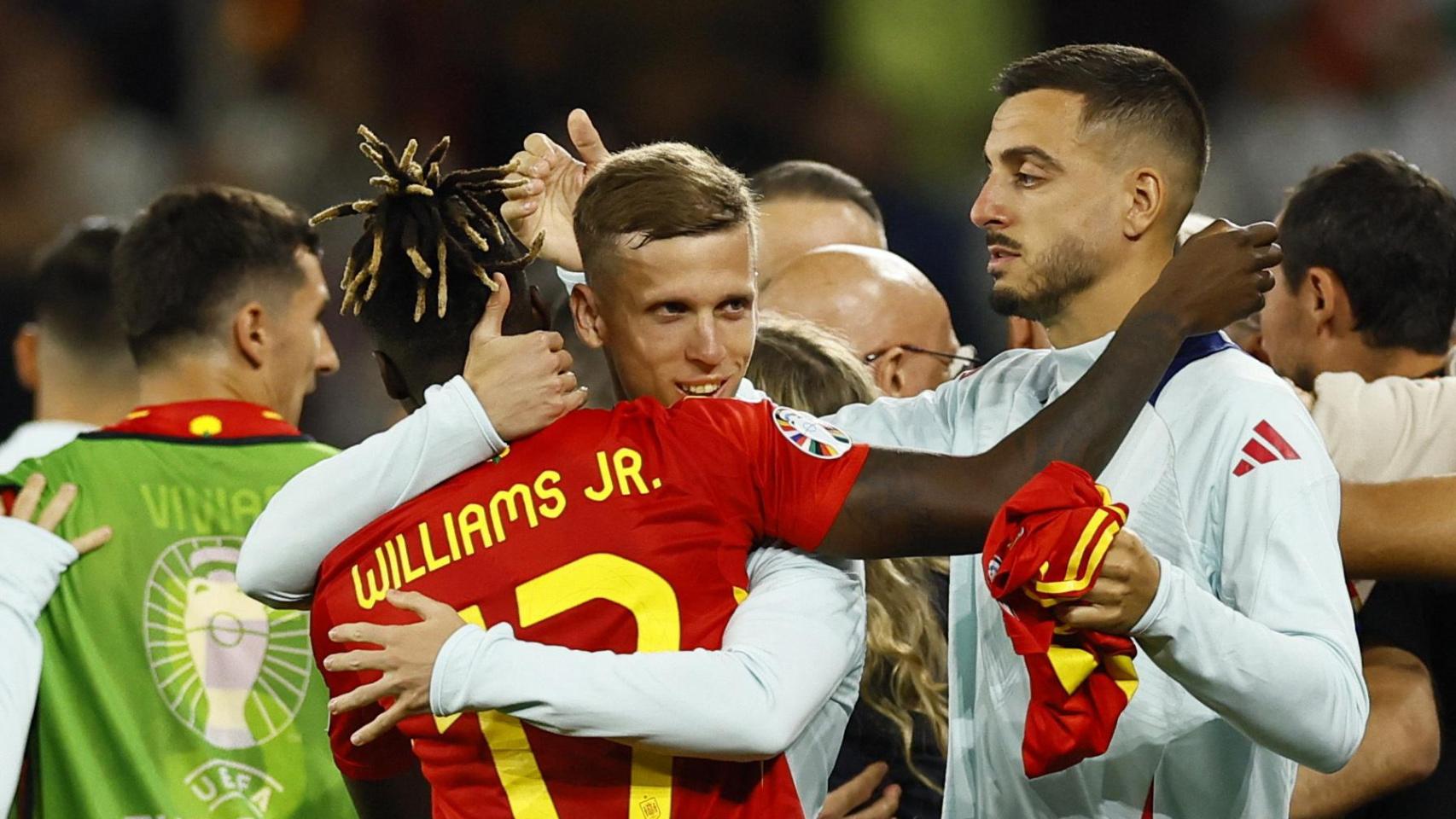 Dani Olmo se abraza con Nico Williams en la Eurocopa