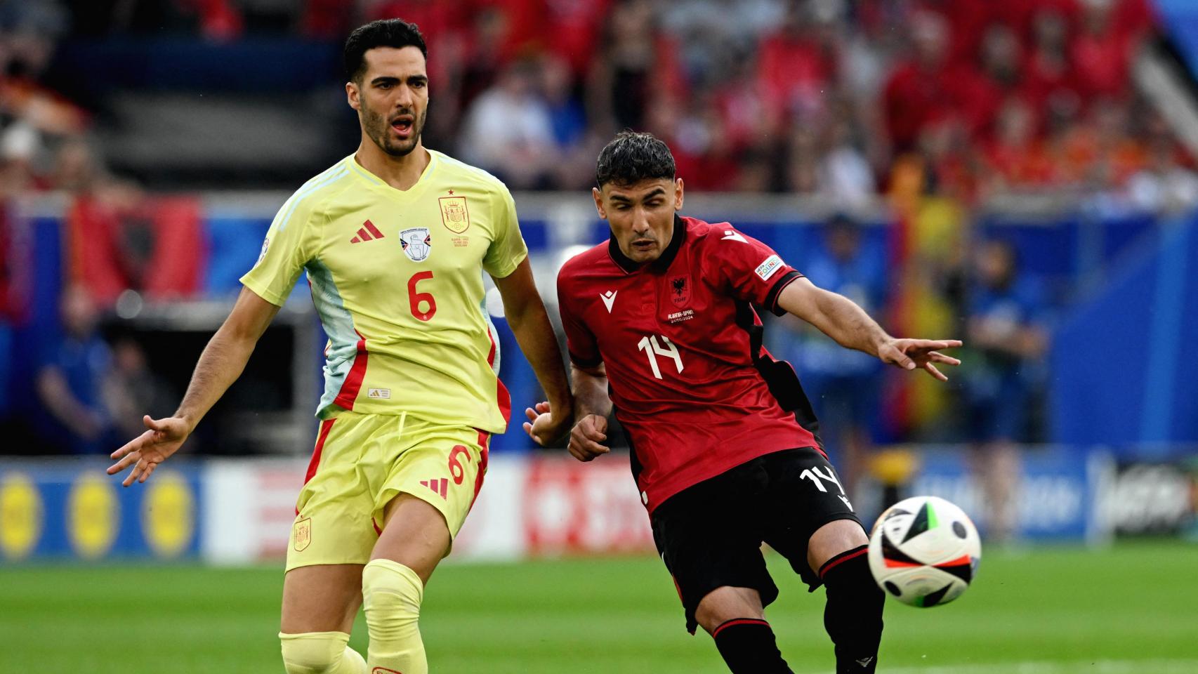 Mikel Merino busca el balón en el partido contra Albania.