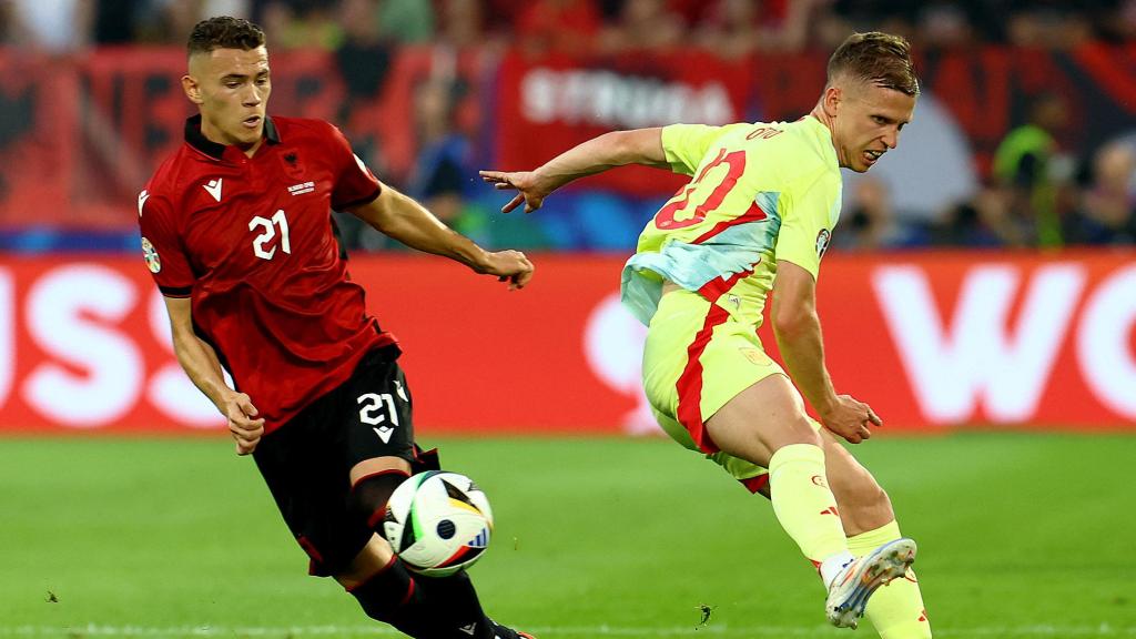 Dani Olmo, superado por un jugador de Albania.