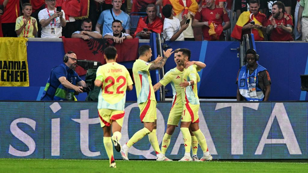 Los jugadores de la selección española celebran el gol de Ferran Torres.