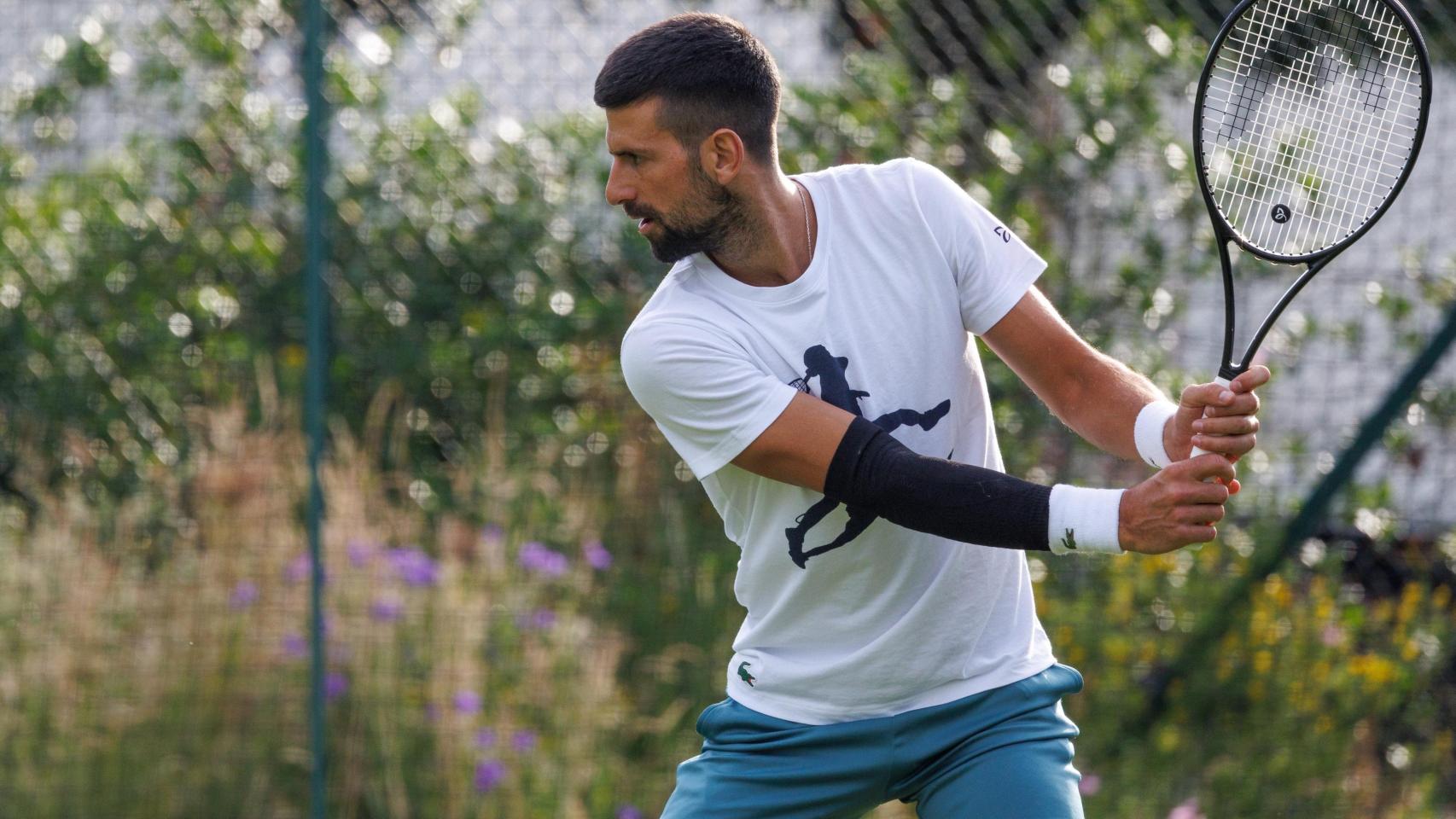 Djokovic, durante un entrenamiento en Wimbledon.