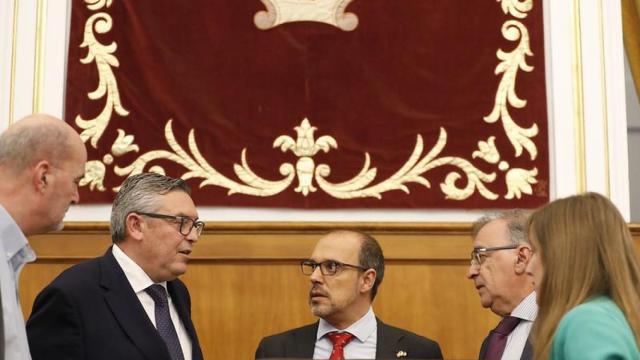 Pablo Bellido, presidente de las Cortes de Castilla-La Mancha, en el centro.