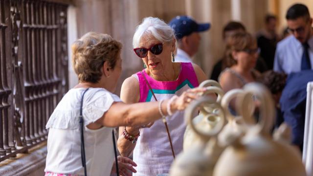 Dos mujeres conversan en la catedral de Toledo.