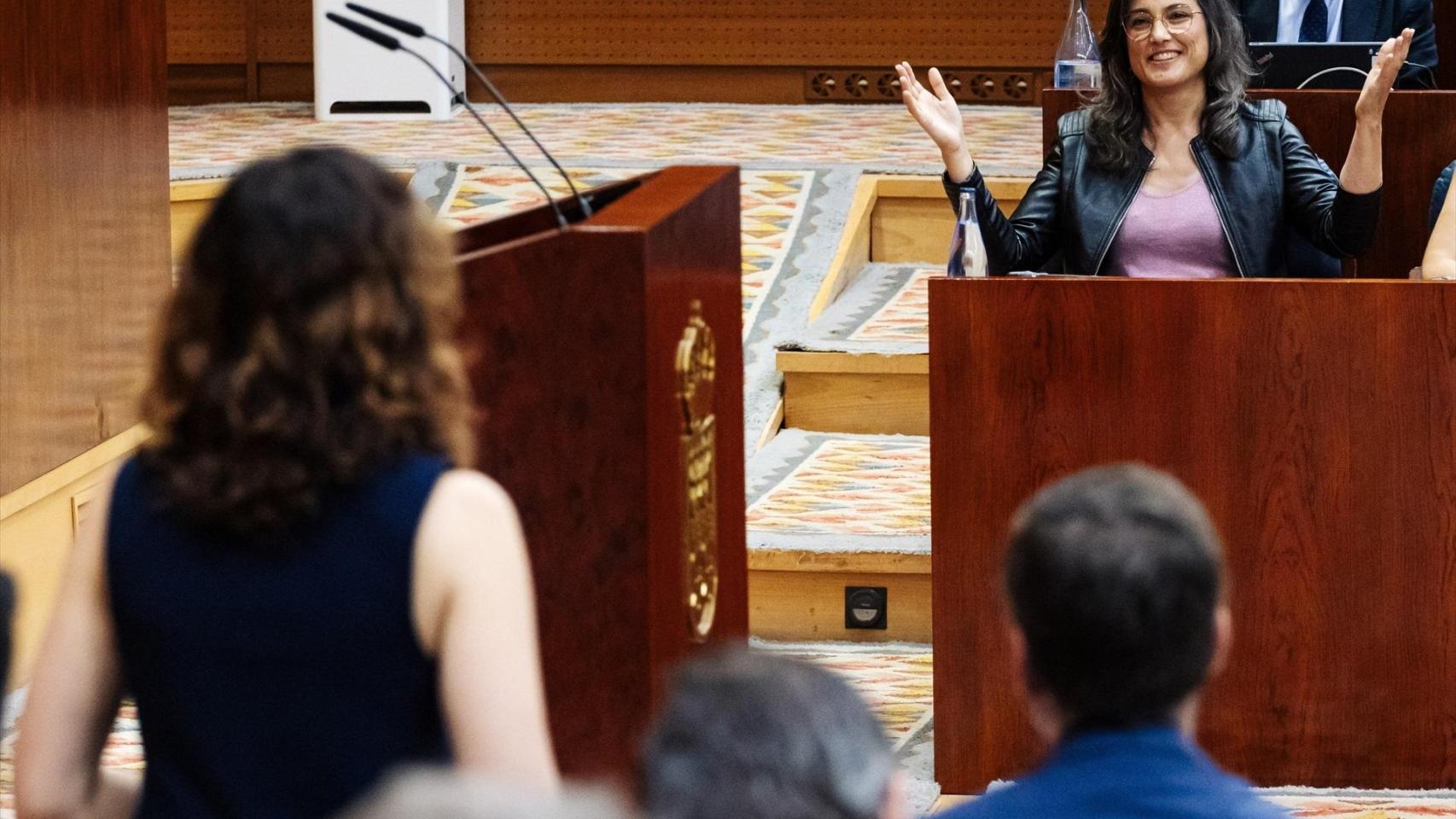 La portavoz de Más Madrid en la Asamblea, Manuela Bergerot, mientras interviene la presidenta de la Comunidad, Isabel Díaz Ayuso.