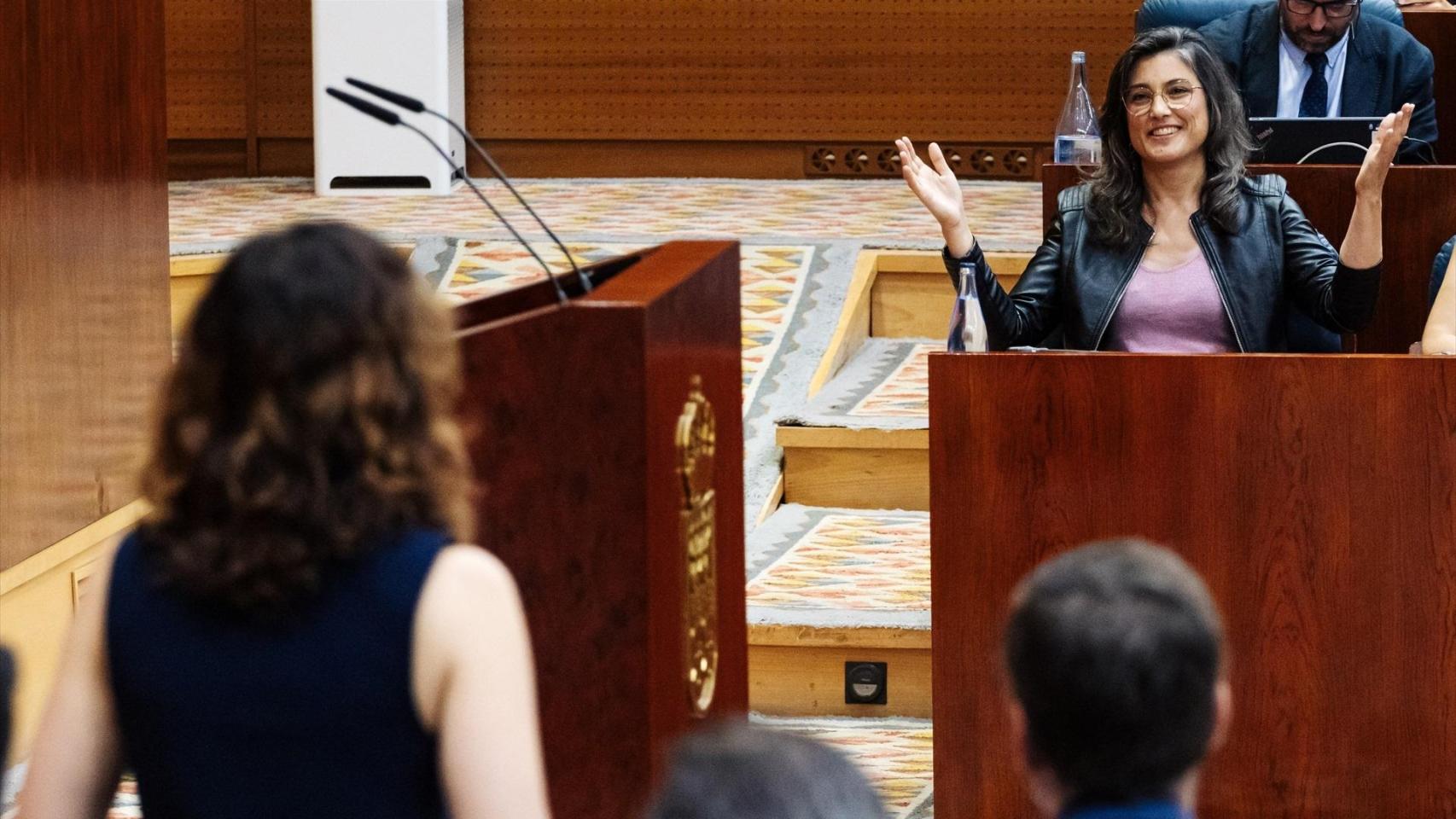 La portavoz de Más Madrid en la Asamblea, Manuela Bergerot, mientras interviene la presidenta de la Comunidad, Isabel Díaz Ayuso.