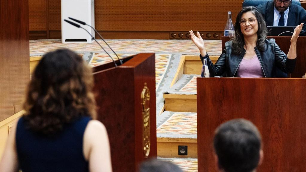 La portavoz de Más Madrid en la Asamblea, Manuela Bergerot, mientras interviene la presidenta de la Comunidad, Isabel Díaz Ayuso.