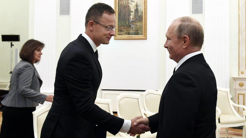 Szijjártó, ministro de Exteriores de Hungría, saluda a Putin, al recibir la Medalla de la Amistad, en noviembre de 2021, en el Kremlin.
