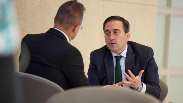 Albares, reunido con Péter Szijjártó, titular de Exteriores de Hungría, en el Consejo de la UE, este lunes en Luxemburgo.