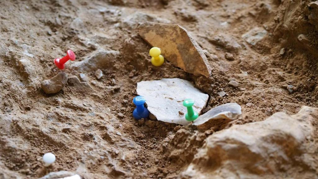 Un artefacto lítico recuperado durante las excavaciones en el Abrigo de la Malia.