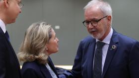 Nadia Calviño conversa con Werner Hoyer, expresidente del BEI acusado de corrupción y tráfico de influencias
