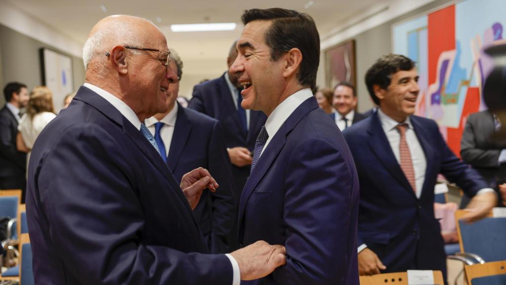 Carlos Torres, presidente de BBVA, y Josep Oliu, presidente de Sabadell, se saludan este lunes durante la firma del convenio entre el Ministerio de Economía y el ICO para la distribución de los préstamos NextGen.