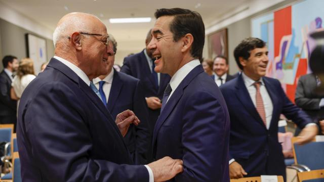 Carlos Torres, presidente de BBVA, y Josep Oliu, presidente de Sabadell, se saludan hace un mes durante la firma del convenio entre el Ministerio de Economía y el ICO para la distribución de los préstamos NextGen.