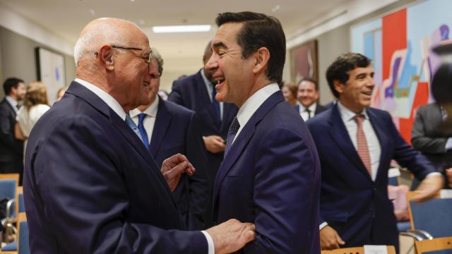 Carlos Torres, presidente de BBVA, y Josep Oliu, presidente de Sabadell, se saludan este lunes durante la firma del convenio entre el Ministerio de Economía y el ICO para la distribución de los préstamos NextGen.