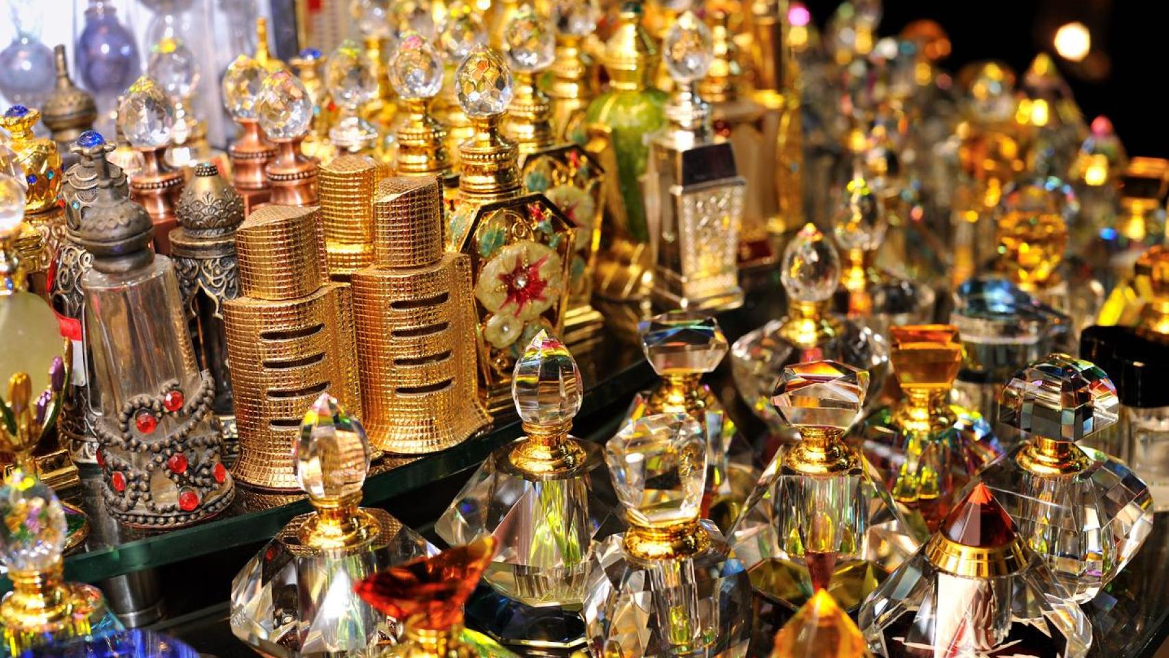 Botellas de perfumes árabes exclusivos.