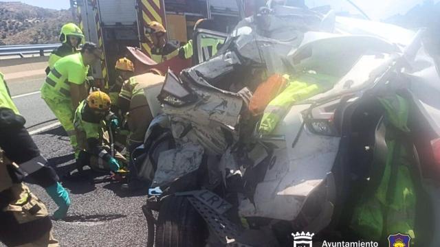 Bomberos intervienen tras un accidente entre un camión y un turismo en Málaga