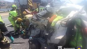 Bomberos intervienen tras un accidente entre un camión y un turismo en Málaga
