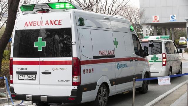 Ambulancias trasladando heridos a un hospital de Seúl.