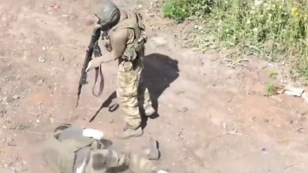 Un soldado ruso ruega a otro que le ejecute tras ser alcanzado por un dron.