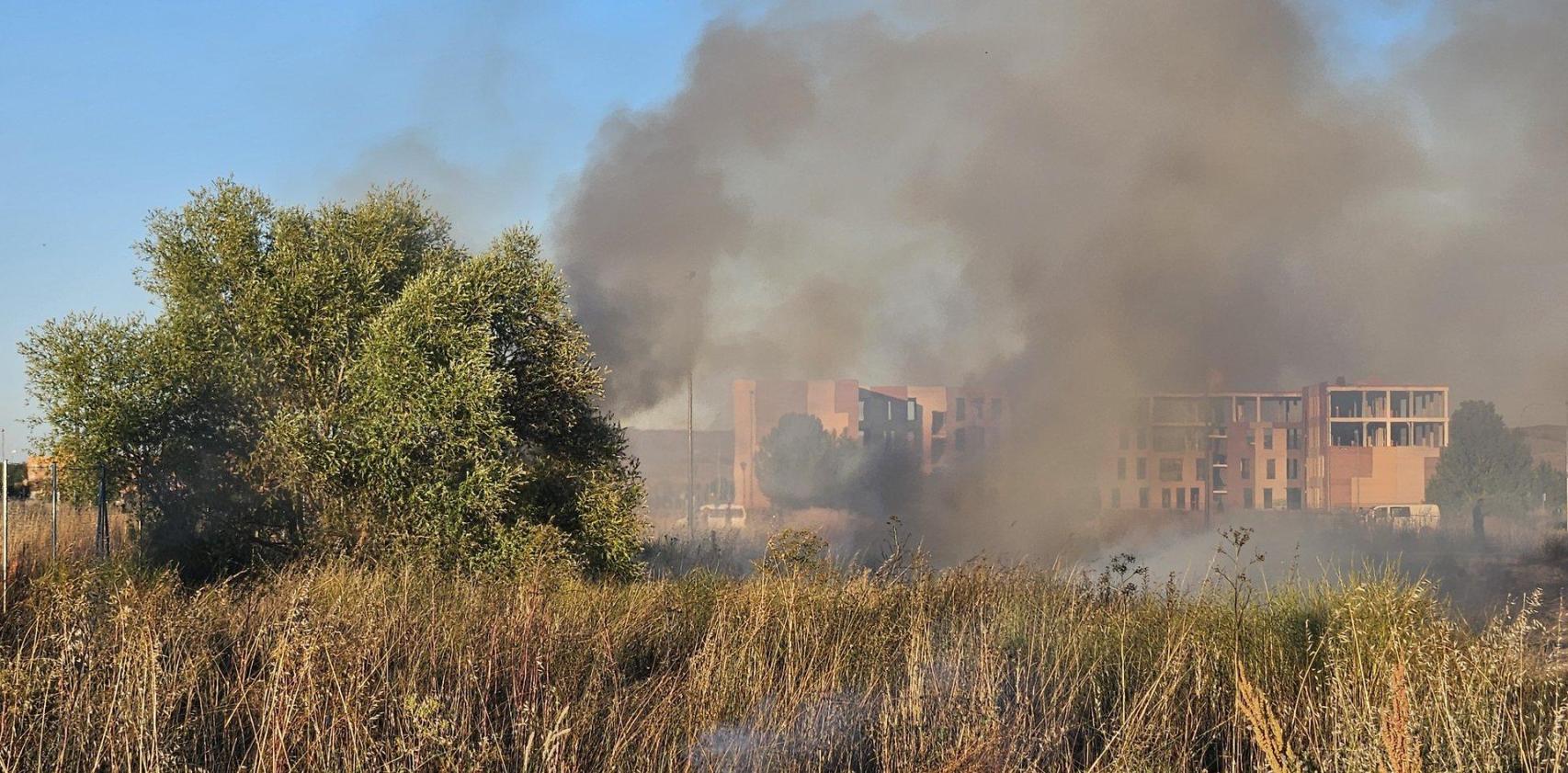 Incendio en el entorno del CUM Carlos Sastre