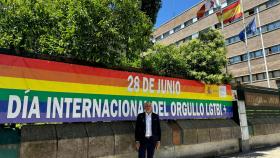 El delegado del Gobierno en Castilla y León, Nicanor Sen, delante de la bandera LGTBI desplegada en la sede de la Delegación en Valladolid, este martes