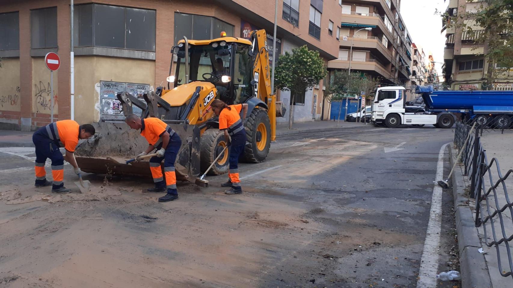 La limpieza tras la cremà de una de las hogueras de Alicante.