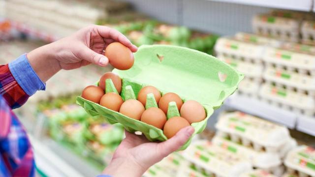 Los hogares españoles tiran 17.2 millones de euros en huevos.