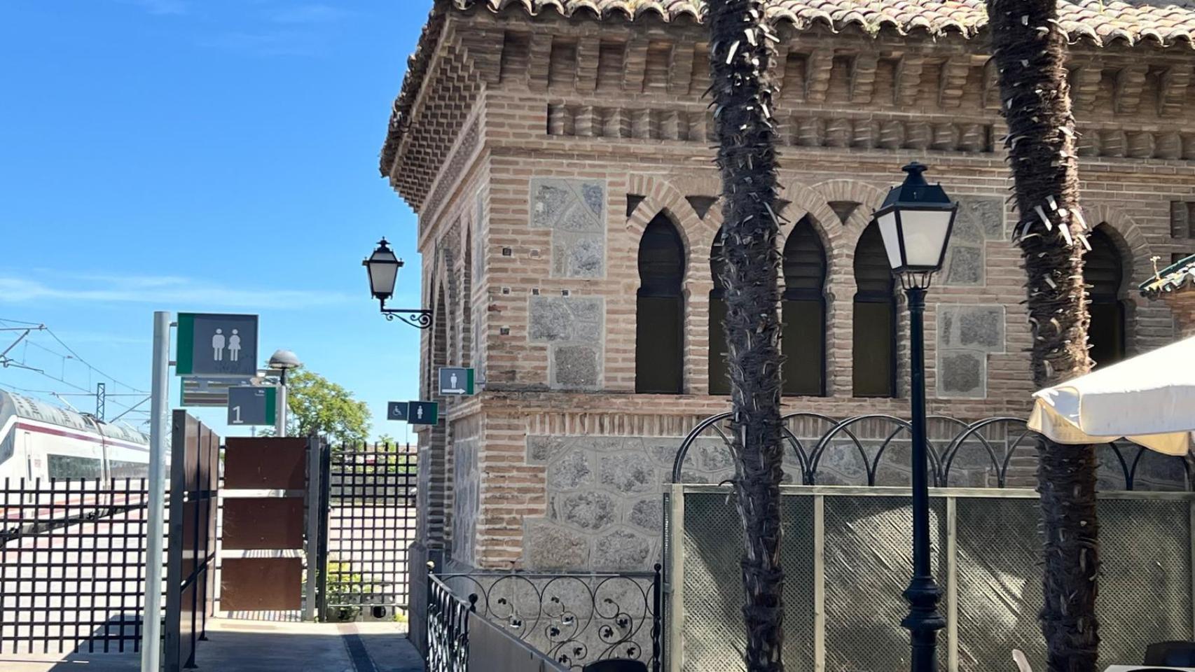 Exterior de los aseos de la estación de tren de Toledo.