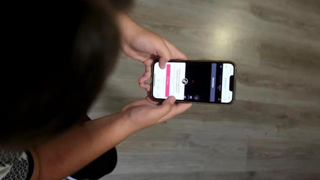 Imagen de archivo de una adolescente con un teléfono móvil