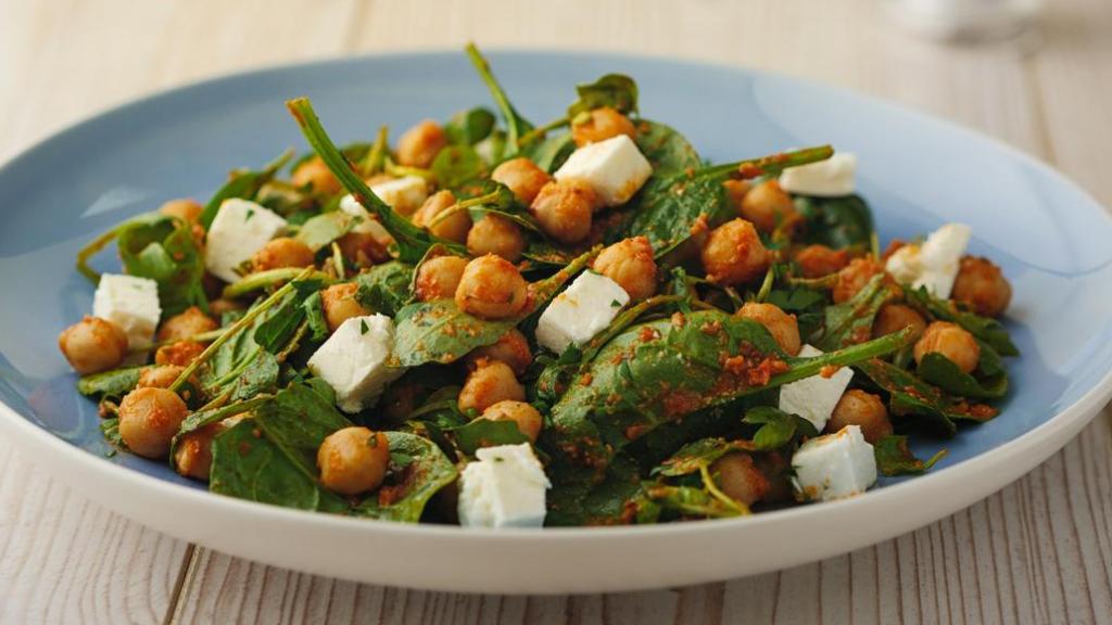 Ensalada de garbanzos con queso feta.