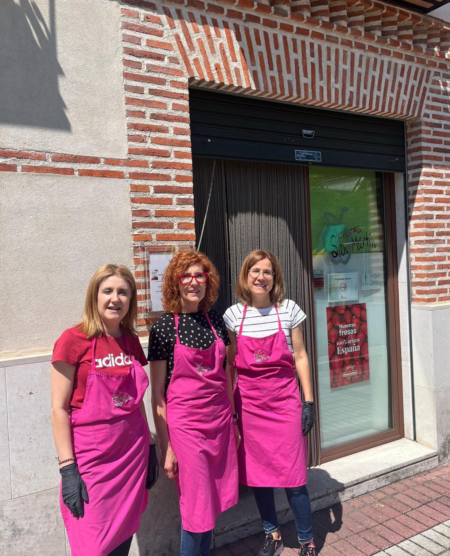 Las tres mujeres en su negocio de Aldeamayor de San Martín