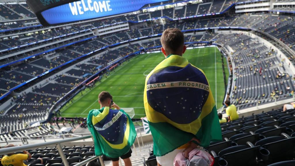 Aficionados brasileños en el Sofi stadium.
