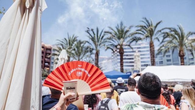 El Racó Cinco Estrellas de Mahou durante las mascletás de Hogueras.