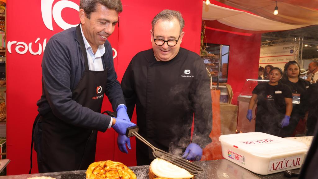 Carlos Mazón y el pastelero Rubén Asencio en una de las ferias en las que participa la Generalitat.