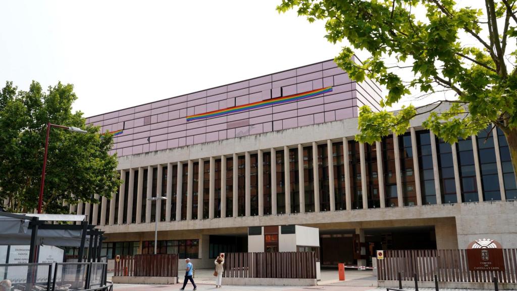 La bandera LGTBI colocada en los despachos del PSOE en las Cortes de Castilla y León, en junio de 2023